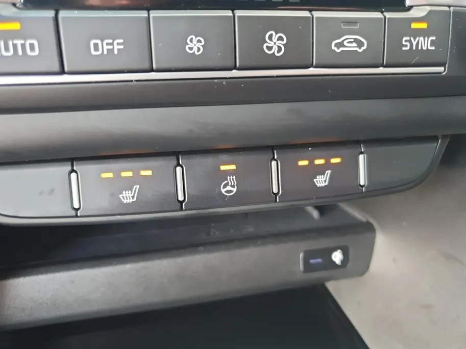 Kia Ceed 1.0T Design Edition | Stoel en stuurverwarming | Dodehoek detectie | Navigatie | Camera | Apple carplay / Android Auto | JBL sound system |