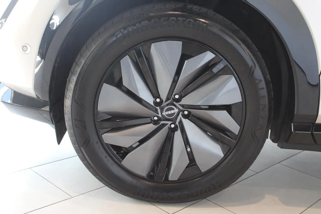 Nissan ARIYA Evolve 66 kWh | 22KW Lader| Afneembare trekhaak| Apple carplpay& Android auto| 360grd Camera| Stoelverwarming en verkoeling| Elektrisch verstelbare stoelen| Luxe bekleding| Dealer onderhouden|