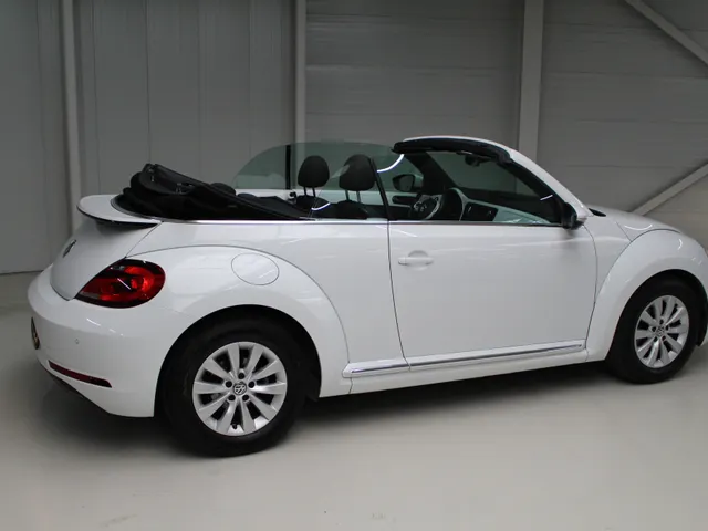 Volkswagen Beetle Cabriolet 1.2 TSI 105pk handgeschakeld | Navigatie | PDC | Stoelverw.