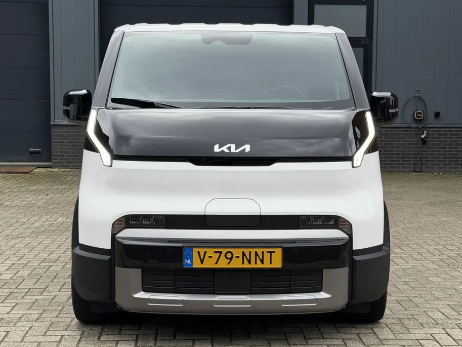 Kia PV5 L2H1 Plus 51.5 kWh | incl. berkentriplex laadvloer | All-season banden | 297 km WLTP-actieradius | Snelladen van 10% tot 80% in 30 minuten | Stoel- en stuurverwarming | Achteruitrijcamera | Draadloos Apple/Android Carplay | Parkeersensoren voor- en achter