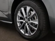 Volkswagen Multivan 1.4 218pk DSG eHybrid L2H1 Life Business · Glazen dak · Trekhaak · Camera · Elek. Schuifdeuren · Apple/Android Car Play · 7 Persoons · 18'' Inch · Garantie t/m 02-06-2028 of 100.000km