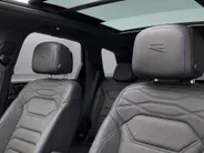 Volkswagen Touareg 3.0TSI 340kW/462PK R-line · Panoramadak · Trekhaak · Leder · Luchtvering
