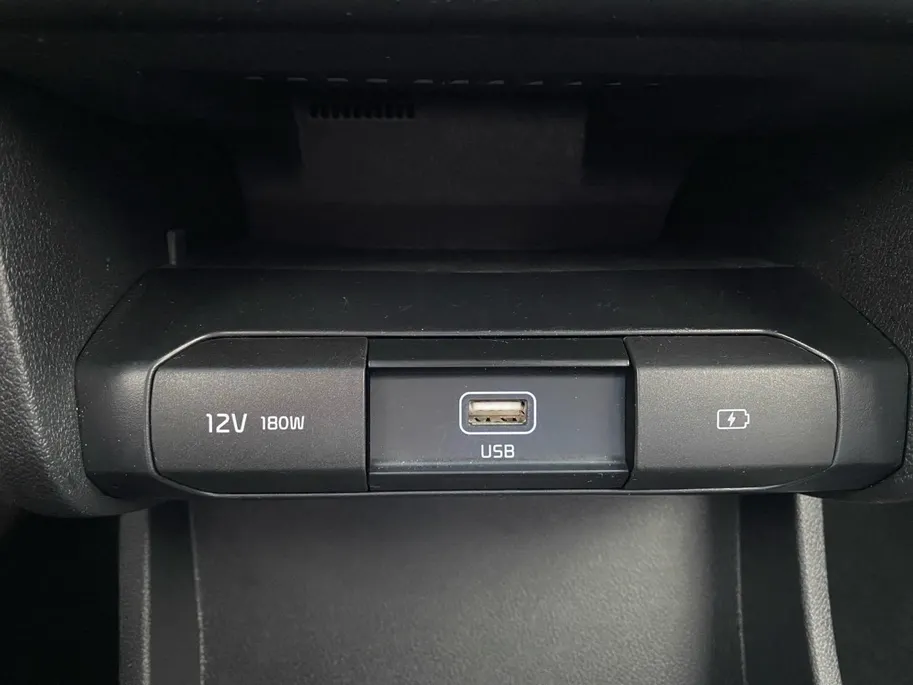 Kia e-Niro DynamicLine 64 kWh | Climate control | Navigatie | 17 inch LM-velgen | Keyless | AppleCarPlay-Android Auto | Parkeercamera | SOH 99.3% |