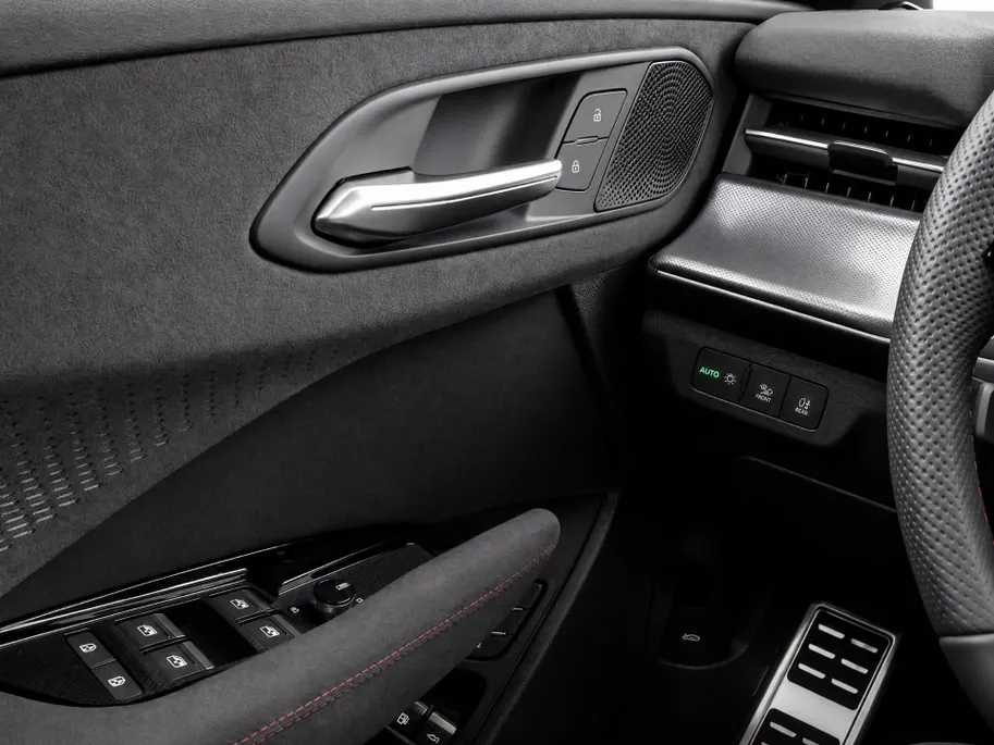 Audi Q3 Sportback 1.5 200kW e-hybrid S edition 272 PK · Tech pro · Glazen panoramadak · Sportstoelen alcantara met rode stiksels