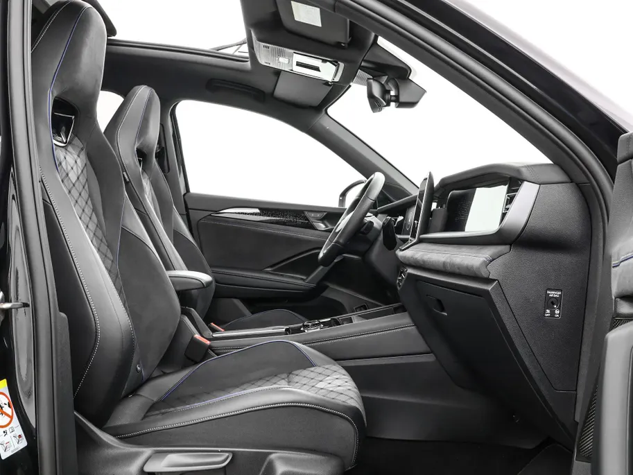Volkswagen Tayron 1.5 272pk DSG eHybrid R-Line Edition · Panoramadak · 360 Camera · Wegklapbare Trekhaak · Black Style · 20'' Inch · Garantie t/m 17-11-2029 of 100.000km