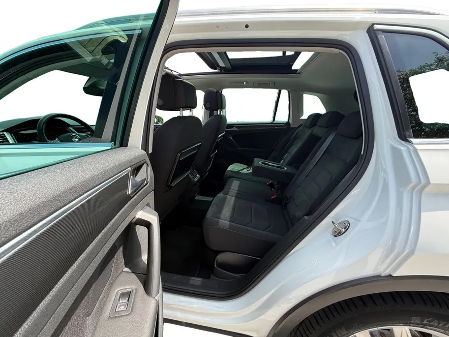 Volkswagen Tiguan 2.0 TSI 4Motion Highline | PAN. DAK | ELEKTR. TREKHAAK | STOELVERWARMING | NL-AUTO | DEALERONDERHOUDEN | ETC..