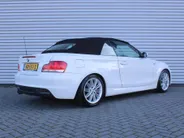 BMW 1 Serie Cabrio 118i Executive | M-Pakket | Stoelverwarming | 17' LM | Windscherm | Parkeersensor v+a | Trekhaak | Navi | Leer | Xenon | Clima |