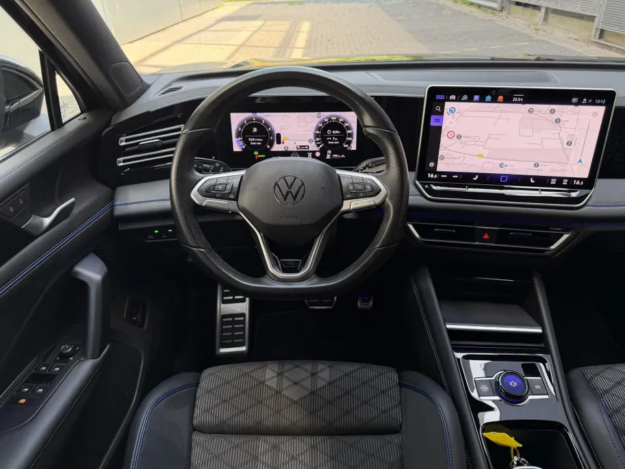 Volkswagen Tiguan 1.5 eTSI R-Line Business | Elektrisch wegklapbare trekhaak | Stoelmassage | Elektrisch bedienbare achterklep | Achteruitrijcamera | Parkeersensoren voor- en achter | Navi | Adaptive cruise control | Sportstoelen