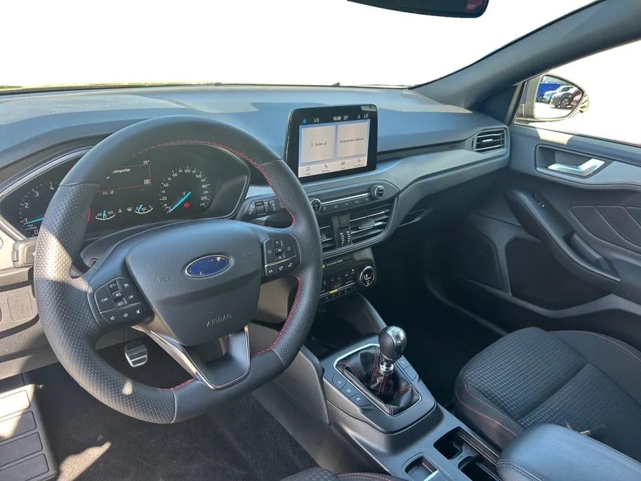 Ford Focus 1.0 EcoBoost Hybrid ST Line Stoel/stuur/voorruitverwarming | Achteruitrijcamera | Apple/Android Carplay | Parkeersensoren |