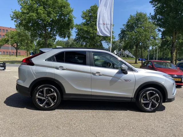 Mitsubishi Eclipse Cross 2.4i PHEV First Edition | All Seasons