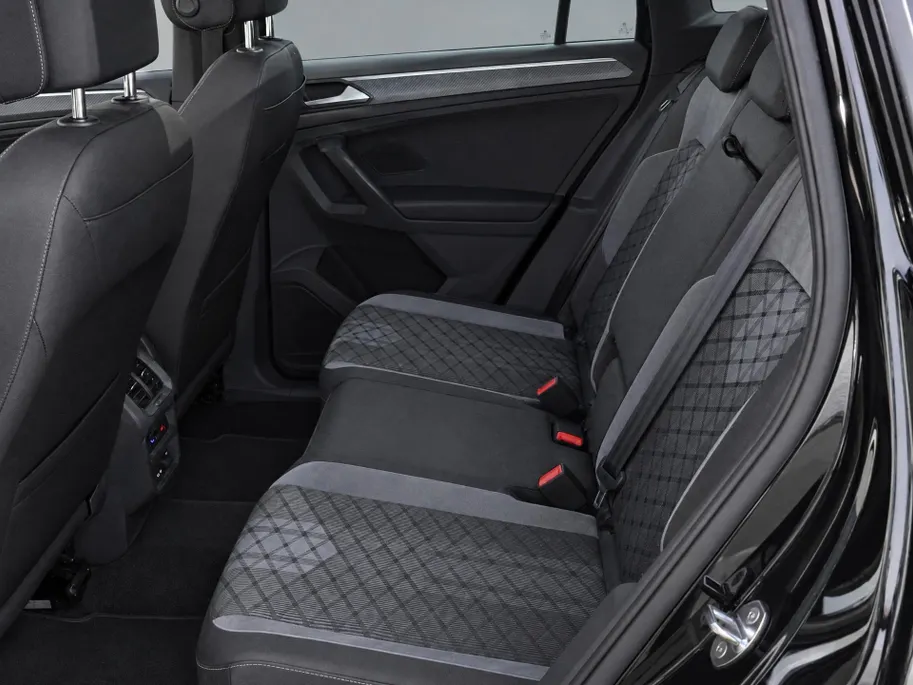 Volkswagen Tiguan 1.4 TSI eHybrid R-Line Business+ · Panoramadak · Trekhaak · 360°Camera · Apple/Android Car Play
