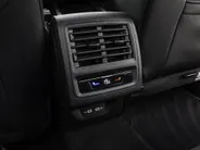 Volkswagen Golf 1.5 eTSI 150pk DSG R-Line · Apple/Android Car Play · Trekhaak ·  Camera + Parkeersensoren · Stoelverwarming · Garantie t/m 24-09-2030 of 100000km.