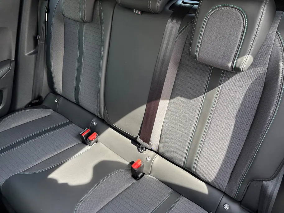 Peugeot e-2008 EV Allure Pack 50 kWh | Stoelverwarming | Cruise | Camera