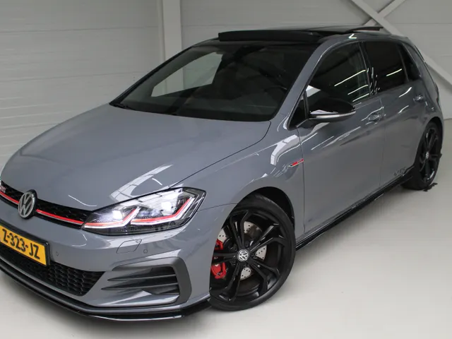 Volkswagen Golf 2.0 TSI GTI TCR Panoramadak | Akrapovic | DCC | 19' Reifnitz | Active Lightning |