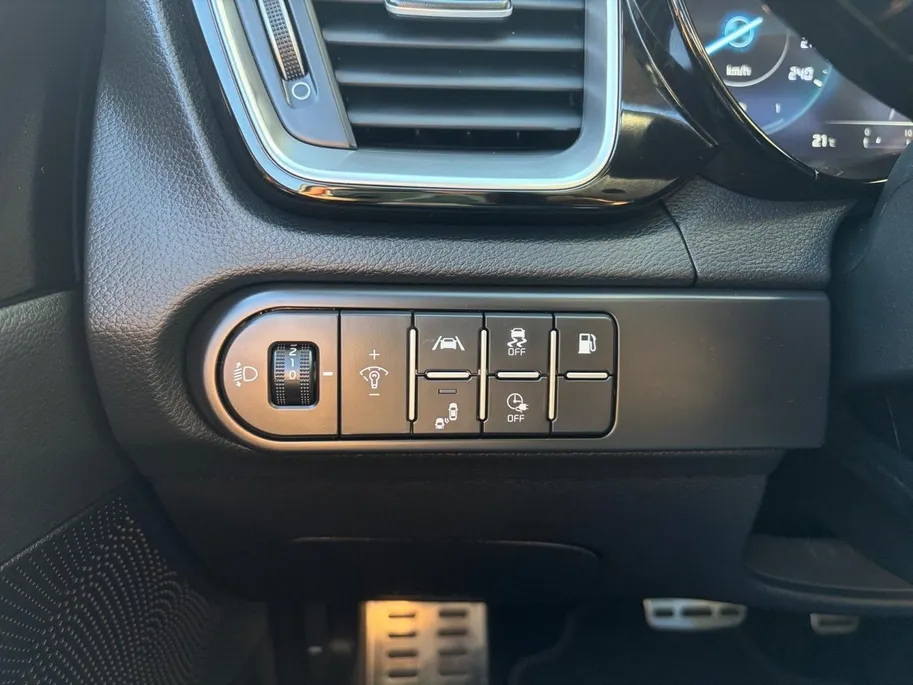 Kia XCeed 1.6 GDi PHEV Design Edition | Apple Carplay / Android Auto | Navigatiesysteem | Licht + Regensensor | Elektrisch Schuif / Kanteldak | Parkeersensoren Voor + Achter | Parkeercamera Achter | Dodehoekdetectie | Rijstrooksensor + Correctie | 18'Lichtmetalen V