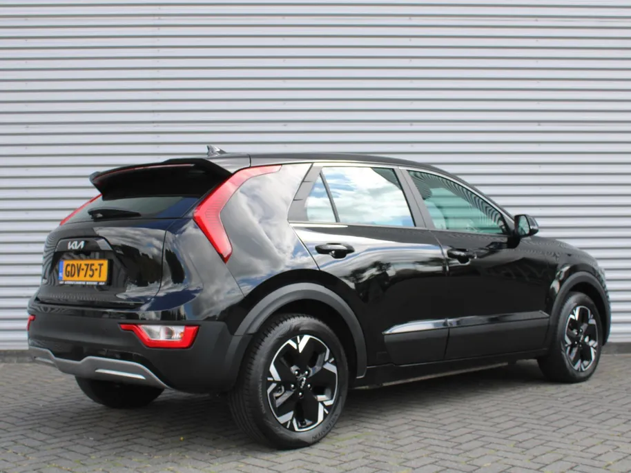 Kia Niro EV Light Edition 64.8 kWh | Camera | Cruise adapt. | Clima | 17' LM | Navi | Keyless | All season banden | 17% bijtelling |