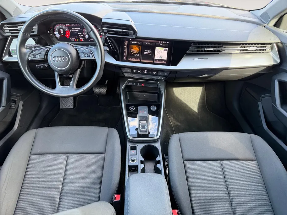 Audi A3 Limousine 30 TFSI Advanced edition | Automaat | Trekhaak | Cruise Control | All Season Banden | Climate Control | Verwarmbare Voorstoelen | Parkeersensoren Achter | Navigatie | Bovag Garantie