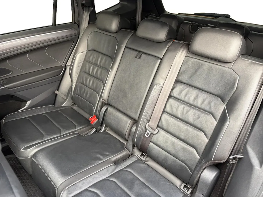 Volkswagen Tiguan Allspace 1.4 TSI Highline 7p. *Automaat*Navi*Schuif/kanteldak*Climate Control*Trekhaak*Stoelverwarming*Lederen bekleding*Parkeerhulp*Elekt. Achterklep*Vol opties!