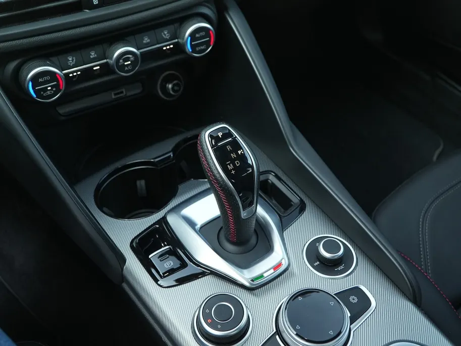 Alfa Romeo Giulia 2.0 Turbo 280 PK Competizione Q4 AWD | Harman | Veloce | 19'
