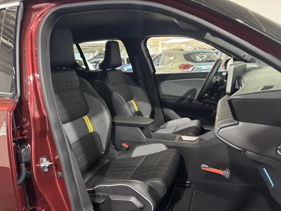 Renault 4 Comfort Range Iconic 52 kWh Automaat | DEMO | Elektrische Klep | Zwarte Motorkap | Camera | Adaptive Cruise Control | Parkeersensoren | Apple CarPlay/Android Auto |