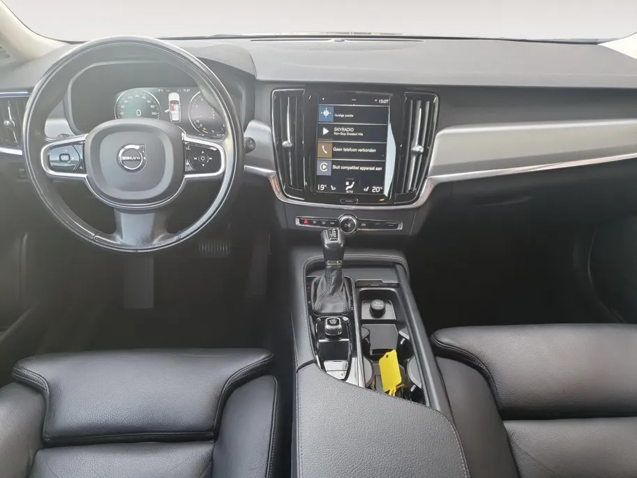 Volvo V90 2.0 T4 Momentum | Stoel en stuurverwarming | Elektrisch bedienbare voorstoelen | Camera | Lederen bekleding | Navigatie | Parkeersensoren voor en achter | Elektrische achterklep |