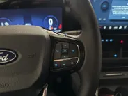 Ford Transit Custom 320 2.5 PHEV L2H1 Sport DC met o.a. uniek sport interieur, 19 inch lichtmetalen velgen, een trekhaak, een achteruitrijcamera en verwarmbare voorstoelen en stuurwiel