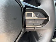 Peugeot e-2008 EV Allure Pack 50 kWh | Stoelverwarming | Cruise | Camera