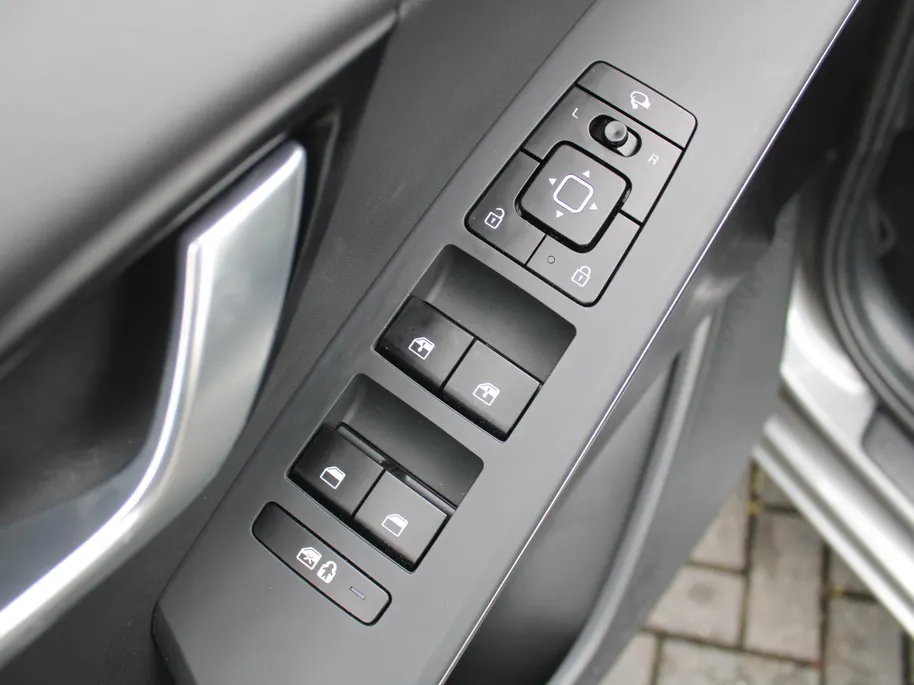 Kia Niro EV Edition Advanced 64.8 kWh | Stuur-/stoelverwarming | Elektr. stoelverstelling | Camera | Cruise adapt. | 17'LM | Clima | 17% bijtelling |