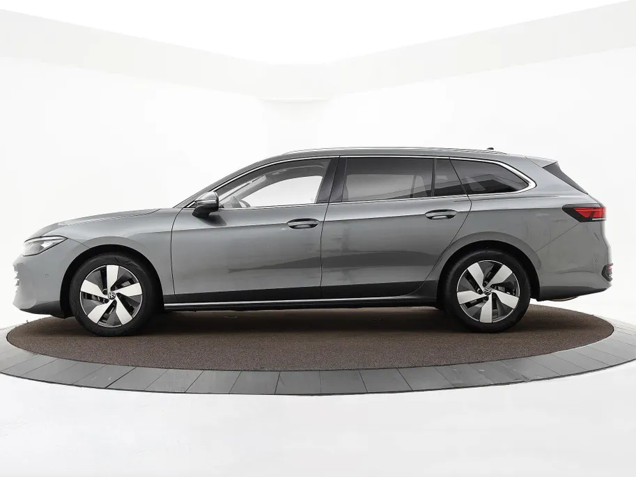 Volkswagen Passat Variant 1.5 eTSI 150pk DSG Elegance Business · Camera · Wegklapbare Trekhaak · Apple/Android Car Play · Dodehoeksensoren · P-Sensoren · 17'' Inch · Garantie t/m 18-06-2028 of 100.000