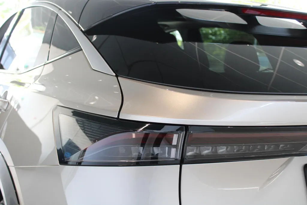 Nissan ARIYA Evolve 66 kWh | 22KW Lader| Afneembare trekhaak| Apple carplpay& Android auto| 360grd Camera| Stoelverwarming en verkoeling| Elektrisch verstelbare stoelen| Luxe bekleding| Dealer onderhouden|
