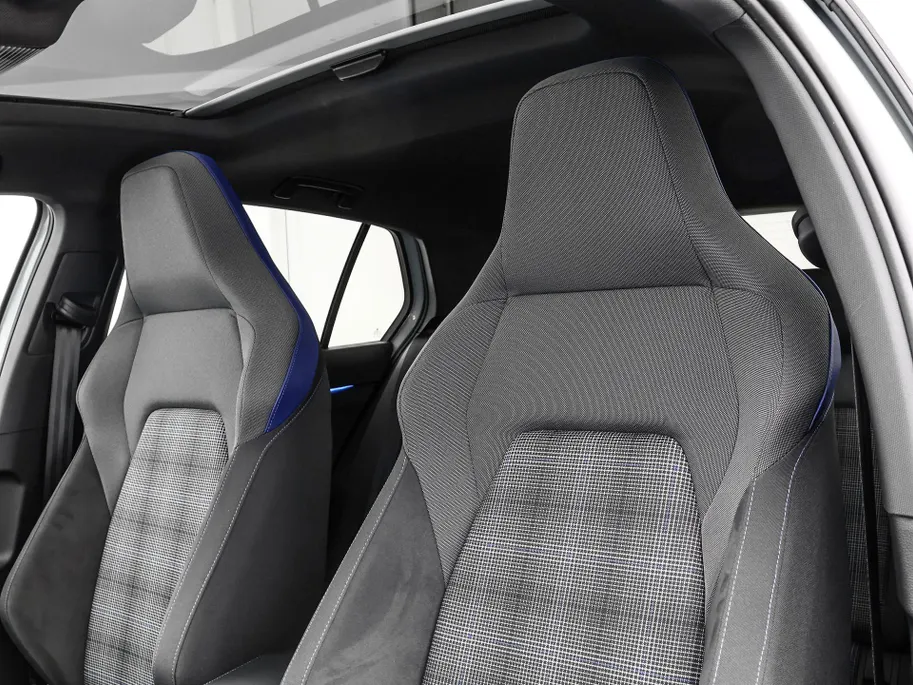 Volkswagen Golf 1.5 eHybrid 272pk DSG GTE · Panoramadak · 360 Camera · Inklap. Trekhaak · Head-Up Display · Matrix LED · Keyless · DCC · Garantie t/m 26-05-2030 of 100.000km