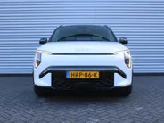 Kia EV3 GT-Line 81.4 kWh | Stuur-/stoelverwarming | Schuifdak | Camera | Dodehoek detectie | Elek. stoelverstelling | 19' LM | LED | Telefoonlader |