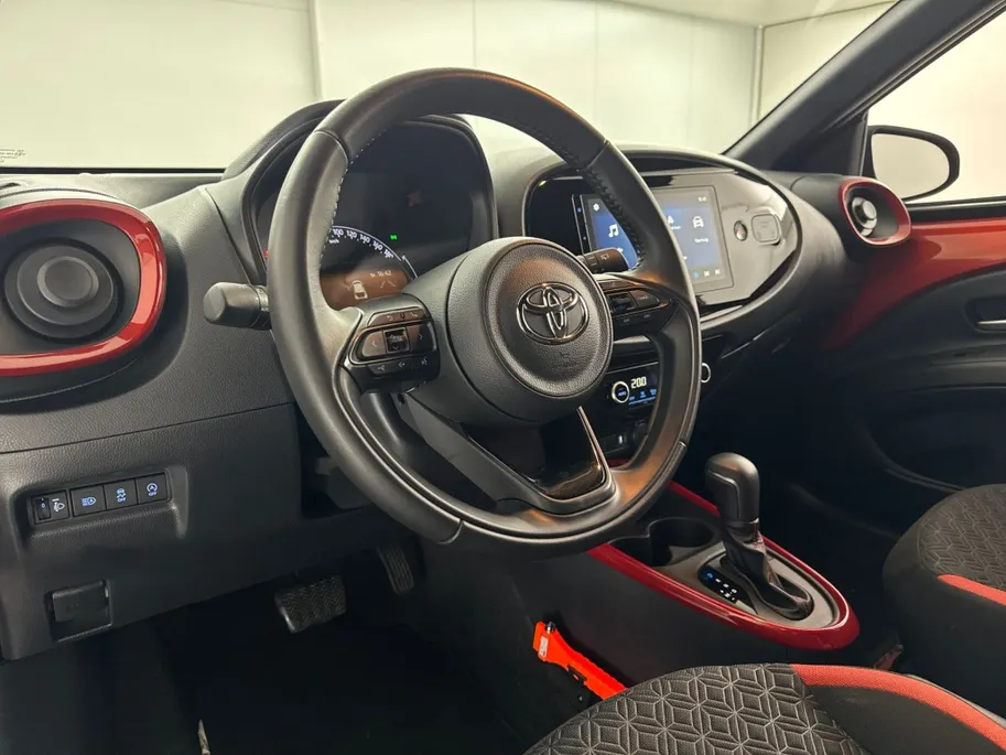 Toyota Aygo X 1.0 VVT-i S-CVT Pulse Plus Automaat | Keyless Entry | Parkeersensoren voor + achter | 17'' L.M. Velgen