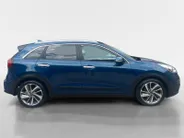 Kia Niro 1.6 GDi Hybrid ExecutiveLine | Compleet dealer onderhouden! | Elektrisch verstelbare stoelen incl. geheugenfunctie | Stoelverwarming- en koeling | JBL geluidsinstallatie | Dodehoekassistentie | Achteruitrijcamera | Navi | Climate control