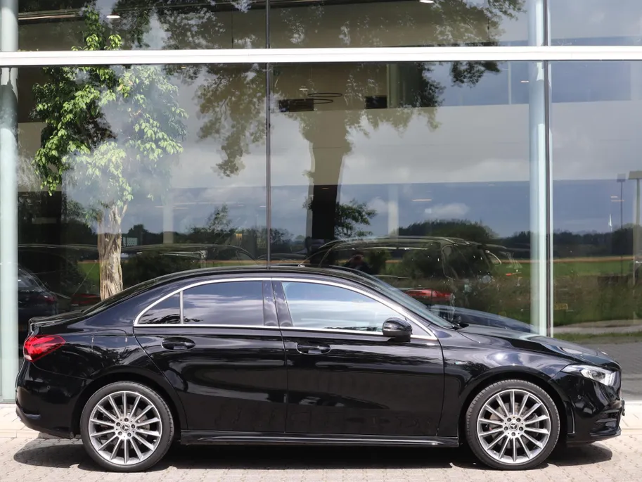 Mercedes-Benz A-Klasse 250 e AMG Line | HUD | Multispaak | LED | Navigatie | Camera | Automaat