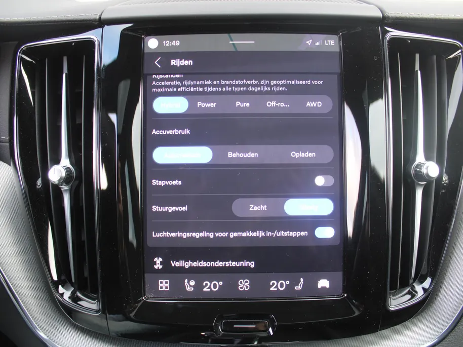 Volvo XC60 2.0 T8 Plug-in hybrid AWD Ultimate Black Edition | Trekhaak elektr. | Luchtvering | Schuifdak | Leer | Geheugenstoelen | B&W audio | Stoelventilatie | Winterset | Zeer nette auto |