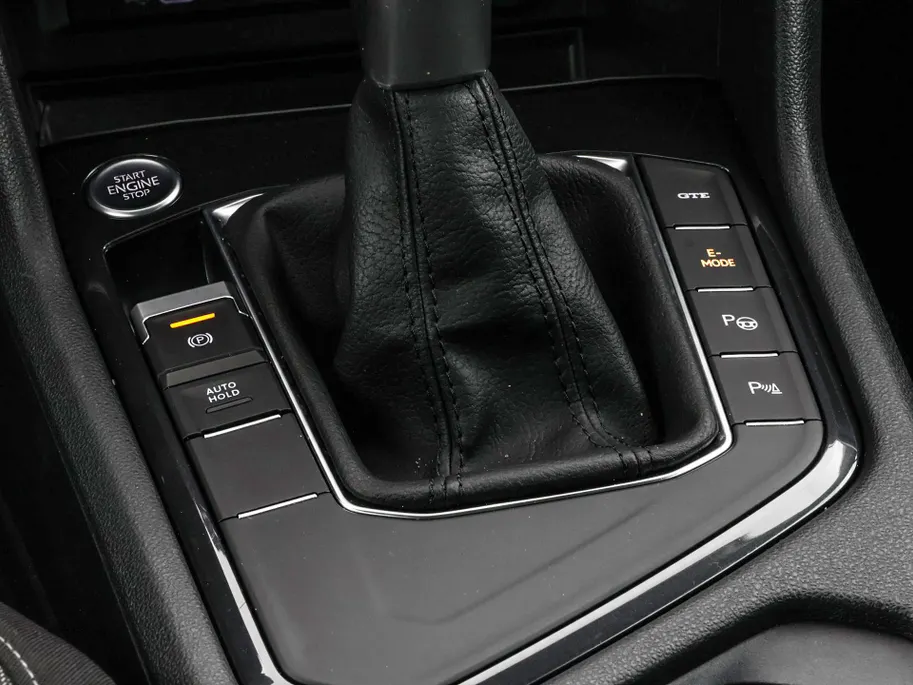 Volkswagen Tiguan 1.4 TSI eHybrid 245pk DSG Life Business · Camera · Inklap. Trekhaak · Stuur- & Stoelverwarming · Parkeerassistent · Apple/Android Car Play ·