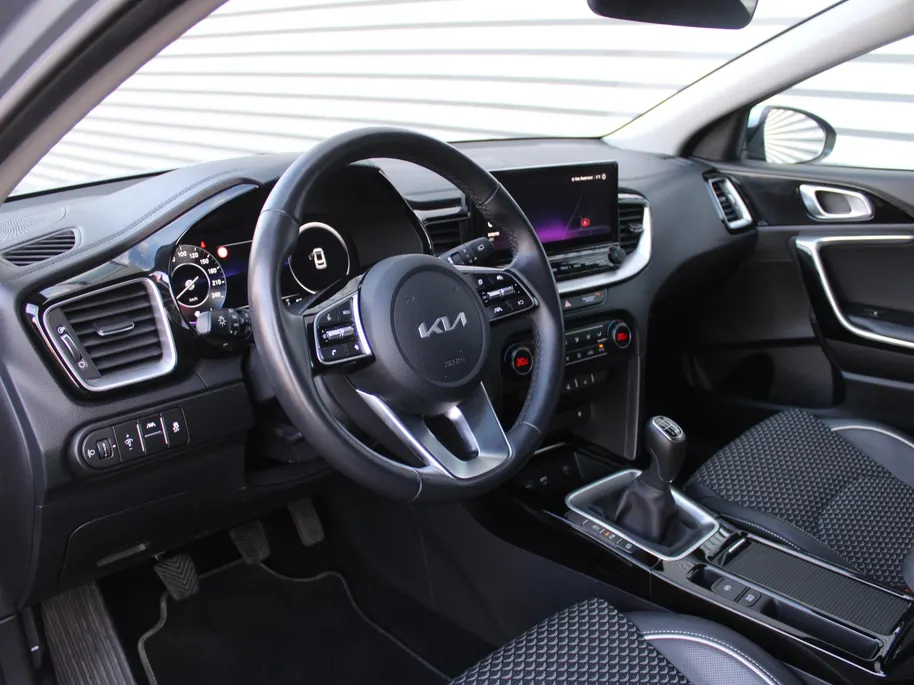 Kia Ceed 1.0 T-GDi DynamicPlusLine | Stuur-/stoelverwarming | Camera | Draadloos laden | LED | Dodehoek detectie | 16' LM |