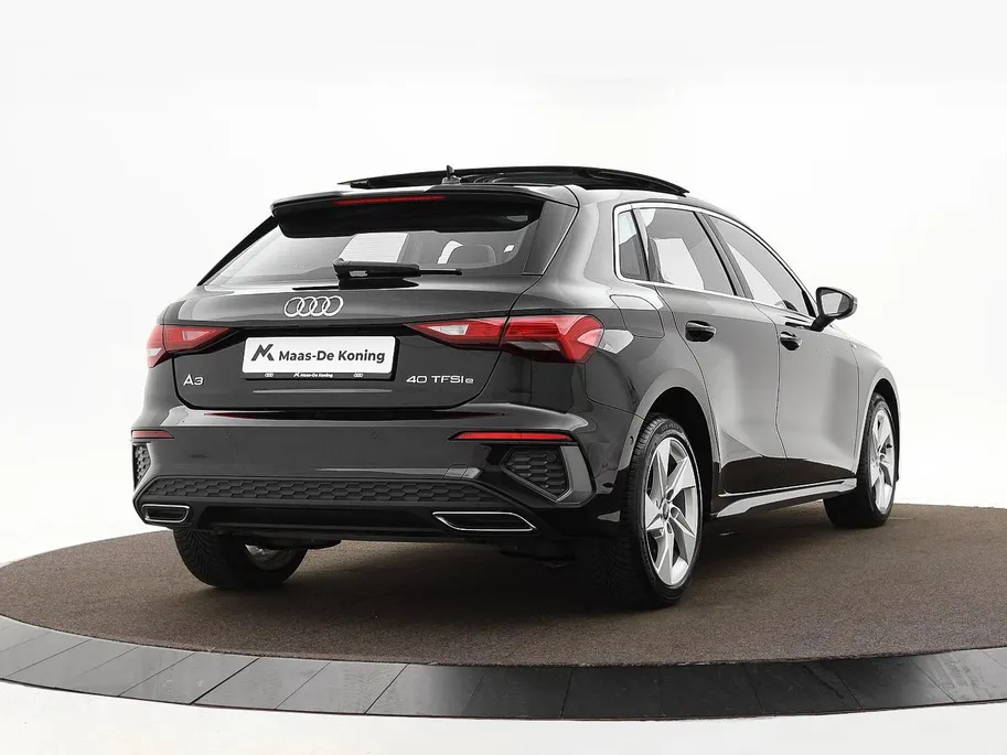 Audi A3 Sportback 40 TFSIe 204pk S-tronic S Edition · Panoramadak · Apple/Android Car Play · Lederen Bekleding · Cruise Control · Navigatie · Stoelverwarming · P-Sensoren · 17'' Inch ·