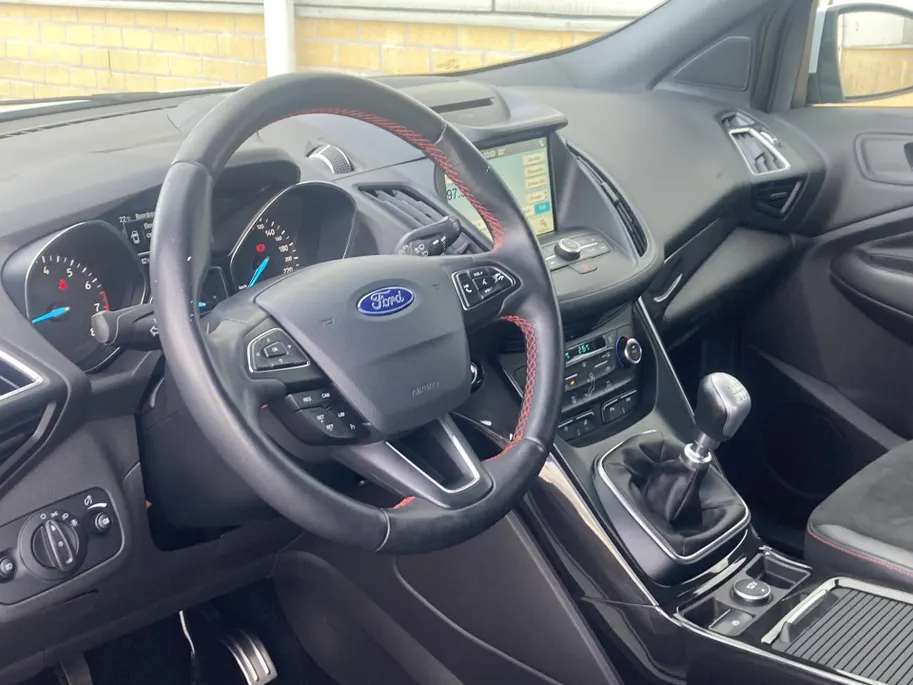 Ford Kuga 1.5 EcoBoost 150 pk ST Line afneembare - trekhaak - voorruitverwarming - groot navi