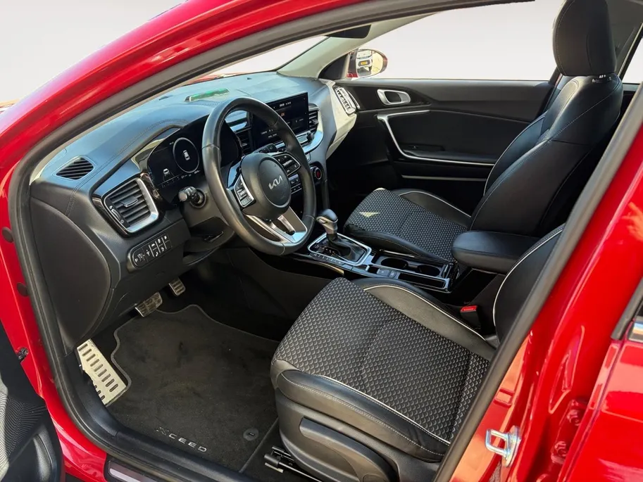 Kia XCeed 1.6 GDi PHEV Design Edition | Apple Carplay / Android Auto | Navigatiesysteem | Licht + Regensensor | Elektrisch Schuif / Kanteldak | Parkeersensoren Voor + Achter | Parkeercamera Achter | Dodehoekdetectie | Rijstrooksensor + Correctie | 18'Lichtmetalen V