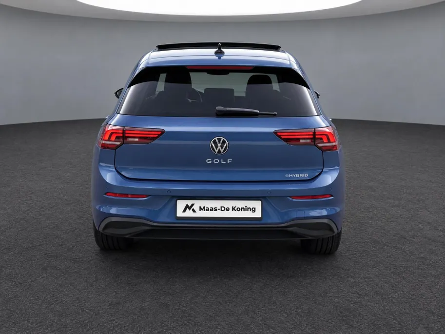 Volkswagen Golf 1.5 eHybrid Life Edition Panoramadak · Achteruitrijcamera · Draadloze telefoonlader · Stuur- & Stoelverwarming