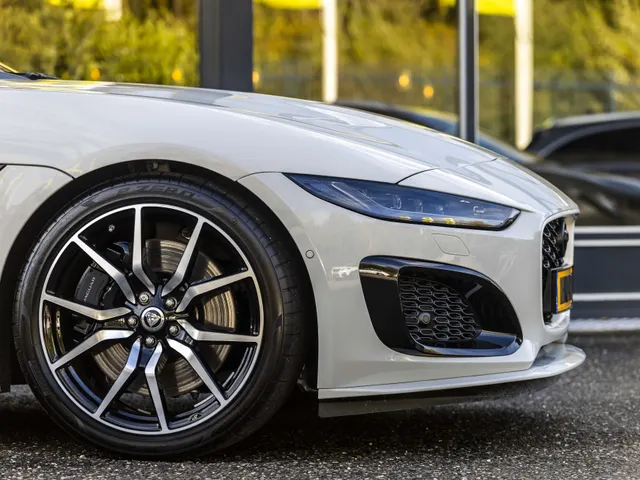 Jaguar F-TYPE P575 AWD R 75