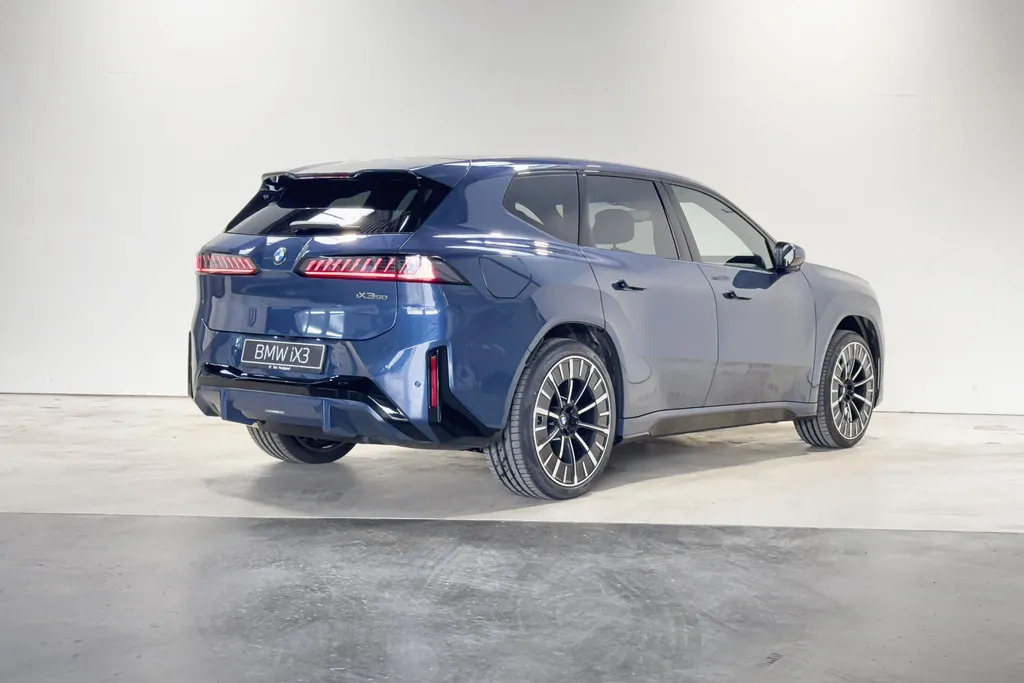 BMW iX3 50 xDrive 113 kWh