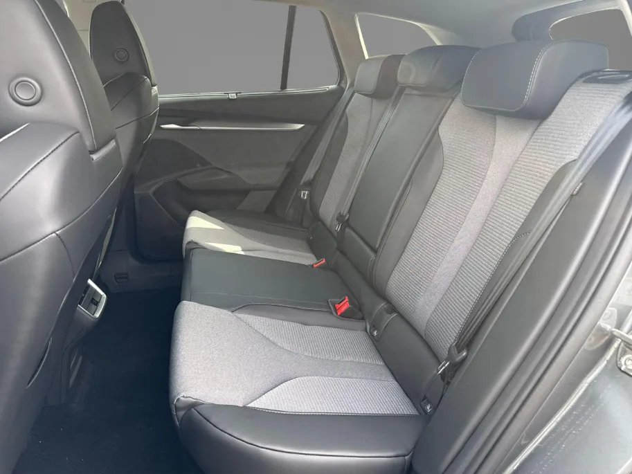 Škoda Enyaq iV Business Edition 85 | 20' inch velgen Neptune | Achterbumper en dorpels in carosseriekleur | Elektrisch wegklapbare trekhaak | 2.500,- inruilpremie!!