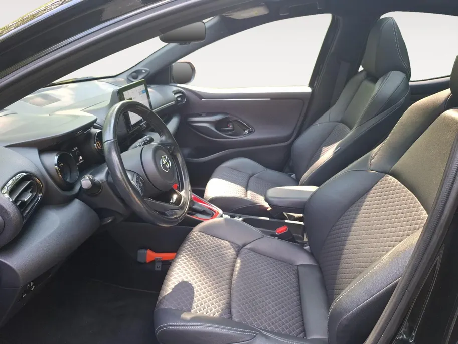 Toyota Yaris 1.5 Hybrid Executive | JBL AUDIO | GLAZEN DAK | HEAD UP DISPLAY | ZWARTE VELGEN | UNIEKE SAMENSTELLING |