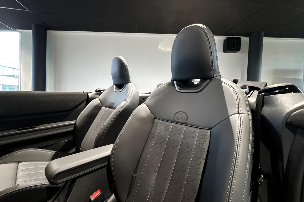 MINI Cooper Cabrio 2.0 Cooper C John Cooper Works