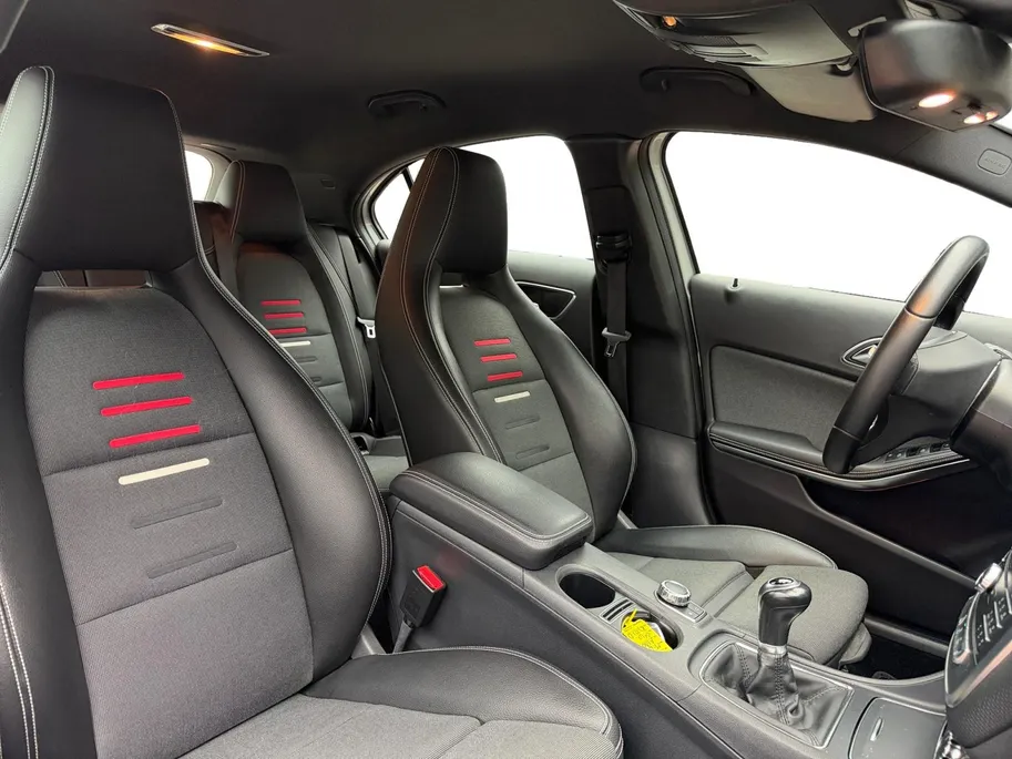Mercedes-Benz A-Klasse 180 Business Solution | Zeer nette auto | Navigatie | Achteruitrijcamera | Parkeersensoren v + a | Comfort stoelen | Stoelverwarming | Bovag garantie | NAP