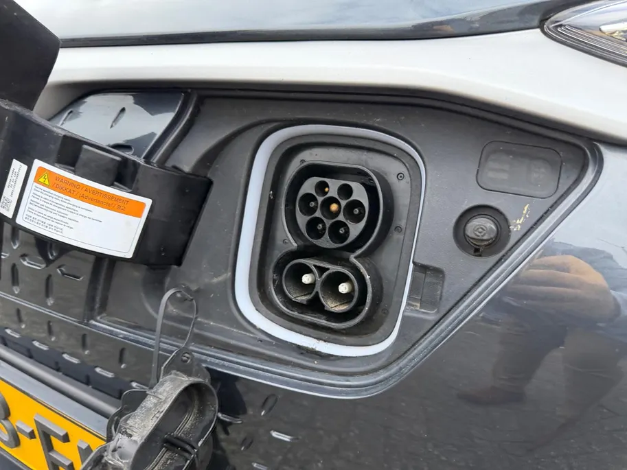 Hyundai Kona EV Fashion 64 kWh | Zeer nette auto | 100 % SOH | Stoelverwarming | Navigatie | Apple CarPlay & Android Auto | Achteruitrijcamera | Dealer onderhouden |