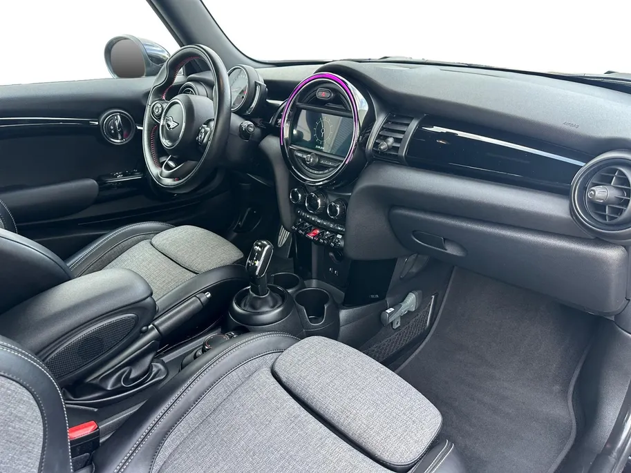 MINI 3-Deurs 1.5 Cooper | Automaat | John Cooper Works | Navigatie | Parkeersensoren | Stoelverwarming | Cruise & Climate Control | Dealer Onderhouden | 12 Maanden BOVAG Garantie